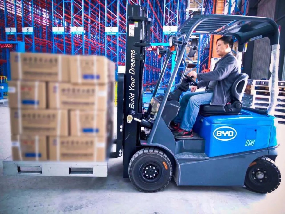 “智”在必行，比亞迪叉車打造“向上、向善”搬運(yùn)新未來